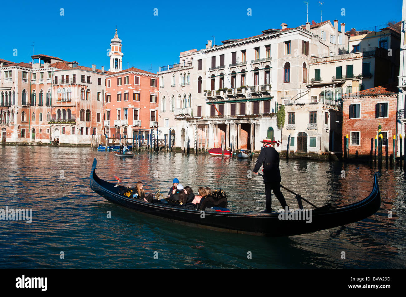 Gondel und Gondoliere mit Touristen auf Canal (Canal Grande), Venedig, Italien Stockfoto