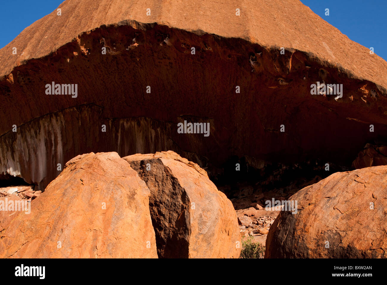 Australien, Northern Territory, Uluru - Kata Tjuta National Park, Shattered Felsen auf Basis des Ayers Rock auf Sommermorgen Stockfoto