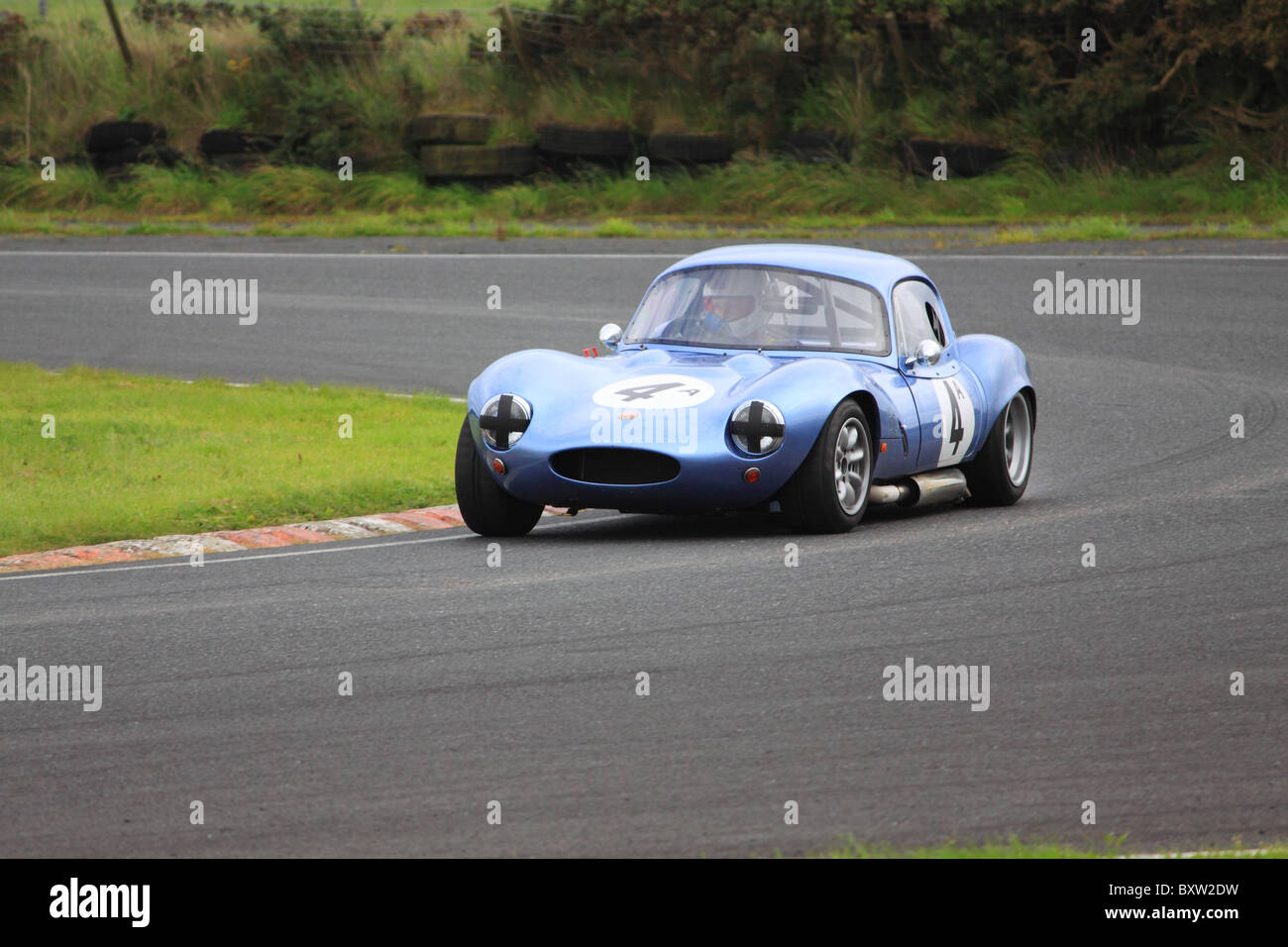 Ginetta G4-Rennwagen Kurvenfahrt mit Geschwindigkeit bei Kirkistown Schaltung, Nordirland Stockfoto