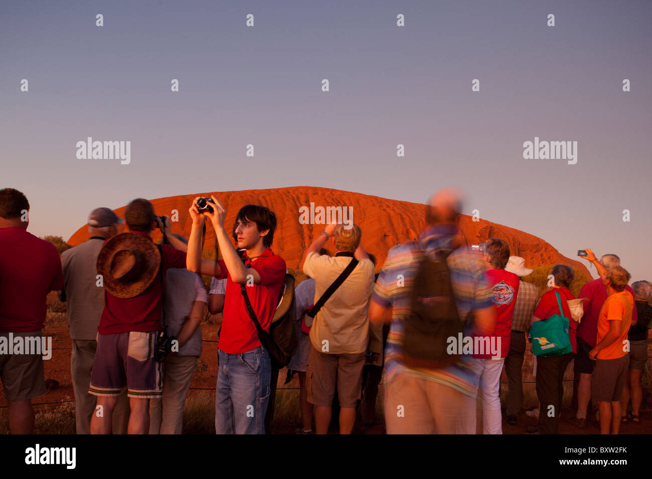 Australien-Northern Territory Uluru - Kata Tjuta National Park Masse der Touristen versammelten sich vor der Ayers Rock vor der Morgendämmerung auf Stockfoto