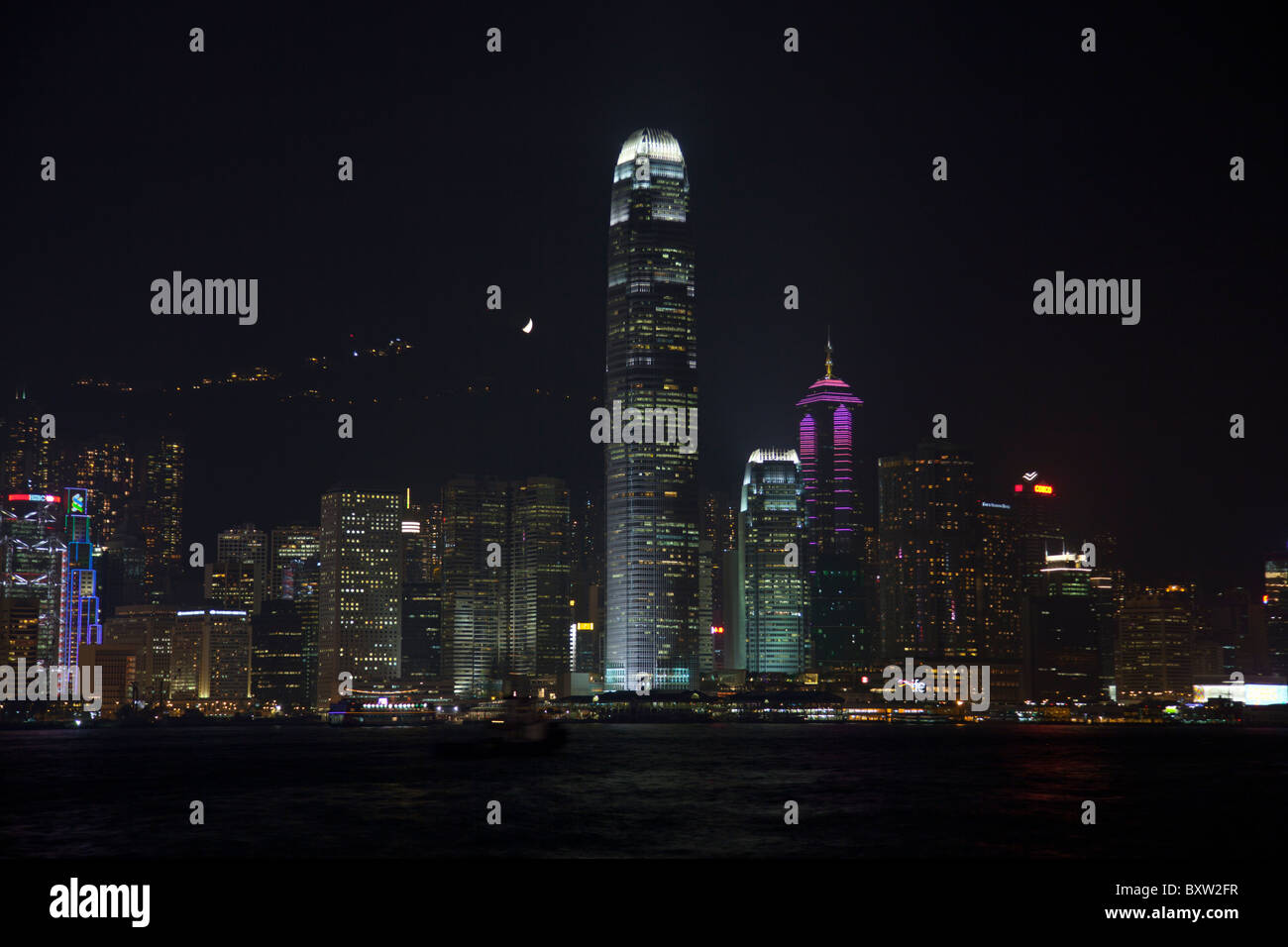 Die erstaunliche Hong Kong Skyline wie gesehen von Kowloon in der Nacht. Die imposante Strukturen umfassen die Ifc Türme & The Centre Stockfoto