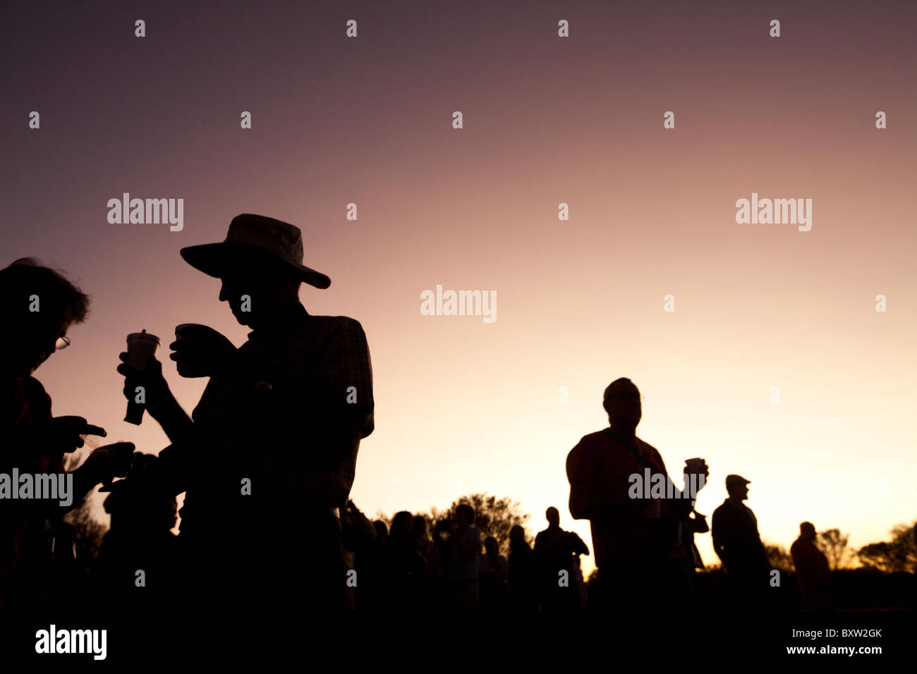 Australien-Northern Territory Uluru - Kata Tjuta National Park Silhouette des älteren Touristen versammelten sich vor dem Morgengrauen vor Stockfoto
