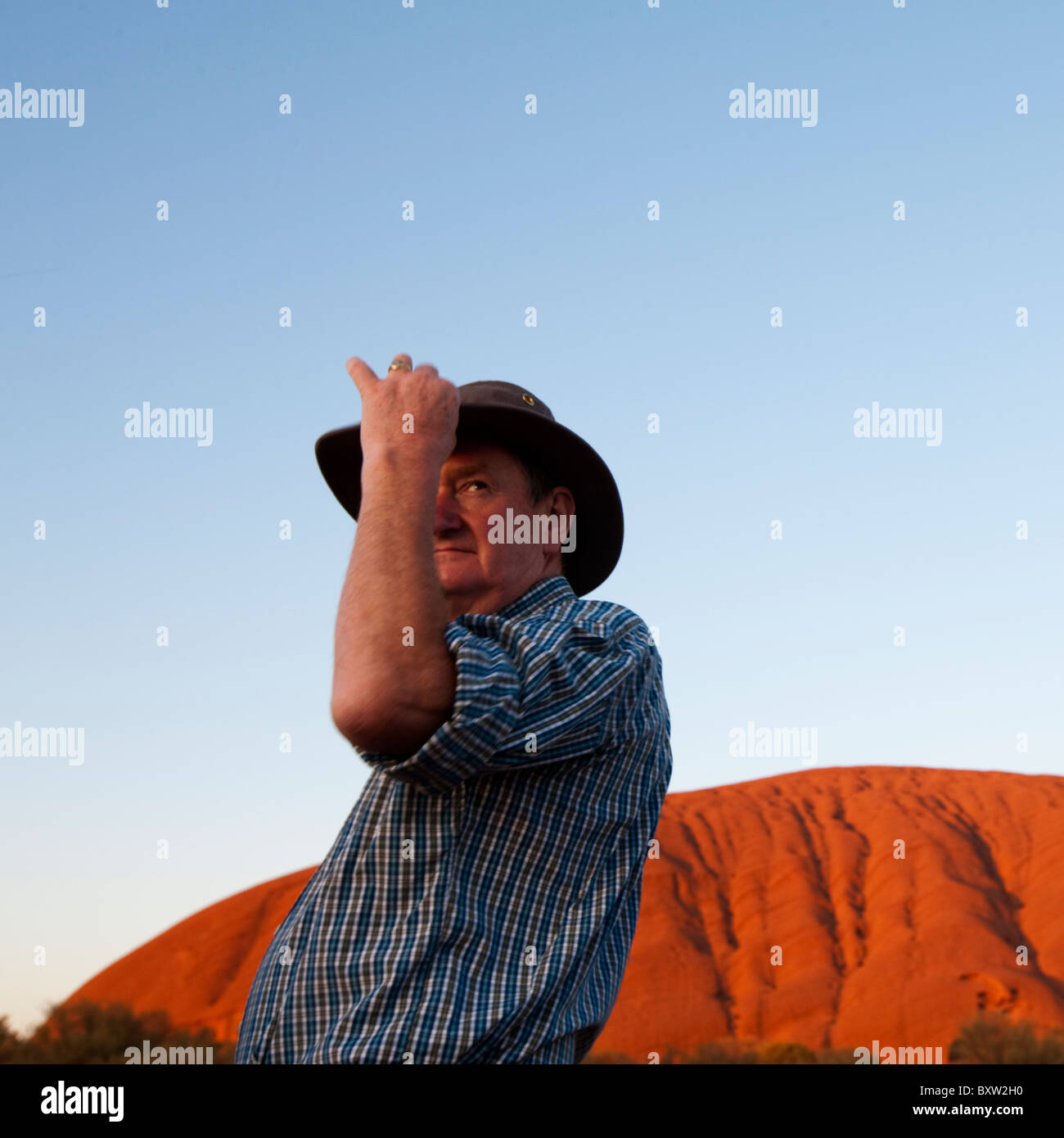 Australien-Northern Territory Uluru - Kata Tjuta National Park touristische Tipps Cowboyhut bei Sonnenaufgang am Ayers Rock am Sommermorgen Stockfoto