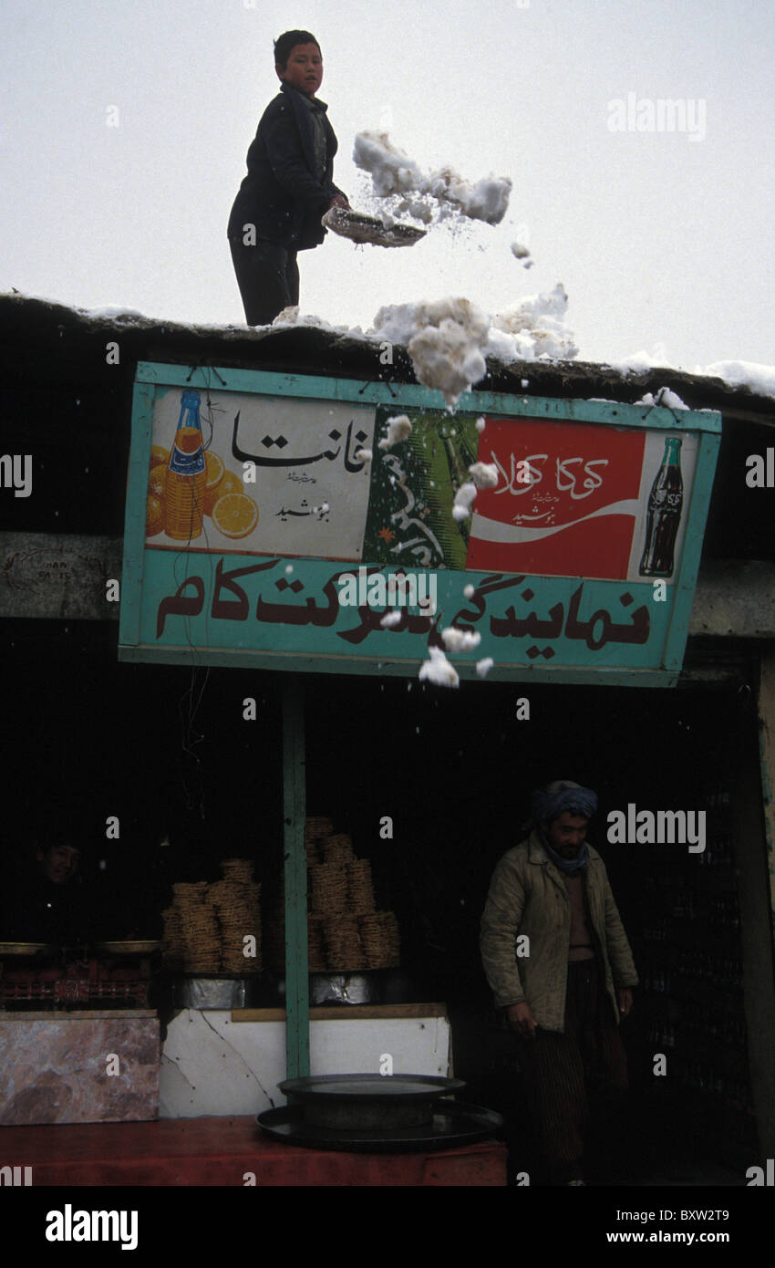 Hazara junge Schneeräumen von Shop Dach Kabul Afghanistan Stockfoto