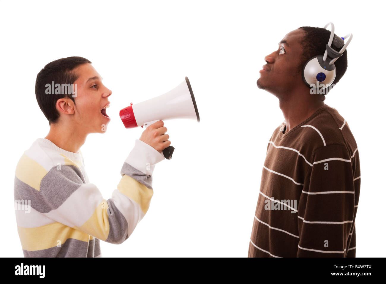 kaukasischen jungen Mann mit einem afrikanischen jungen Mann schreien Stockfoto