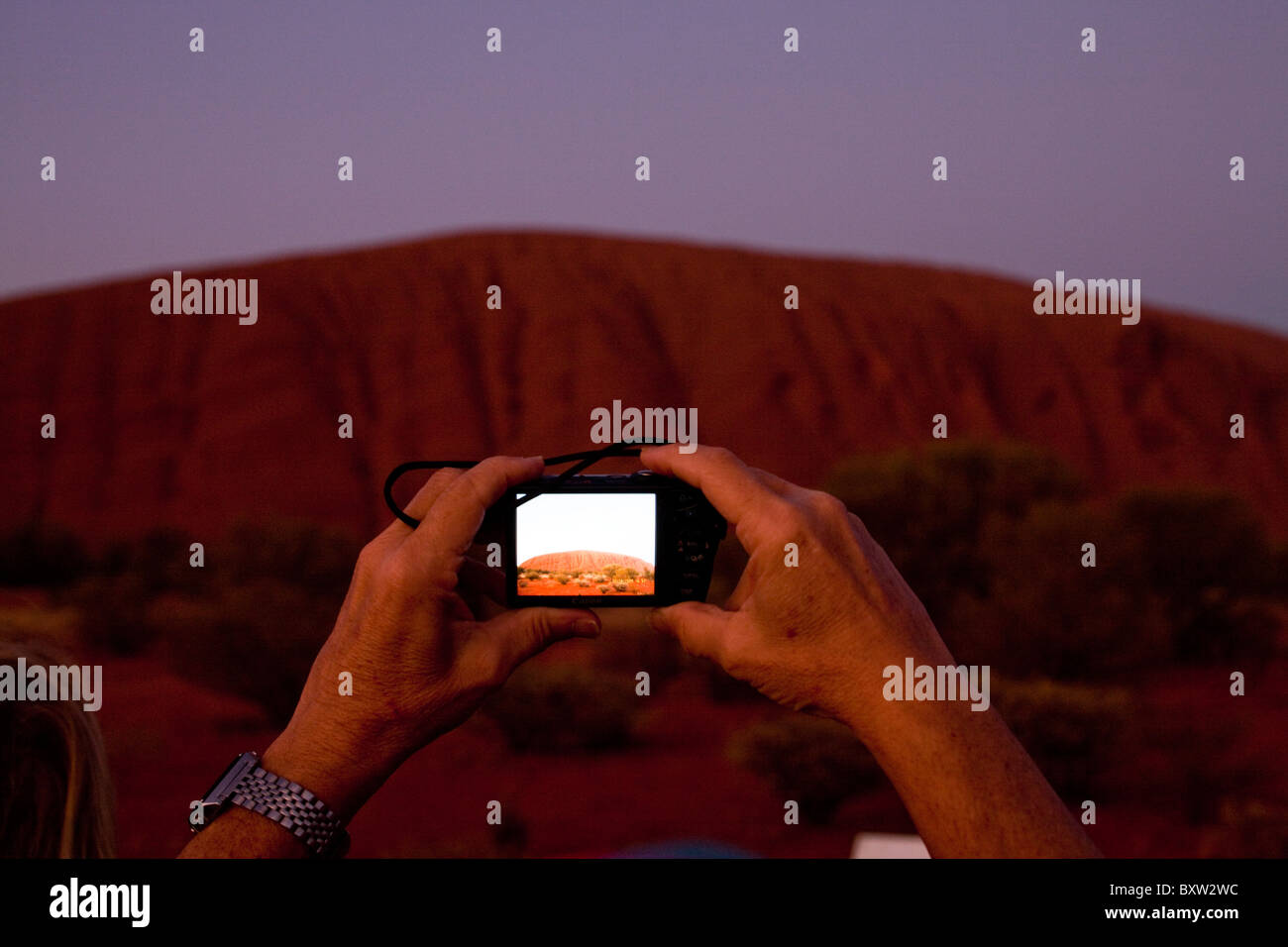 Australien-Northern Territory Uluru - Kata Tjuta National Park Touristen Snapshots von Ayers Rock vor der Morgendämmerung am Sommer Stockfoto