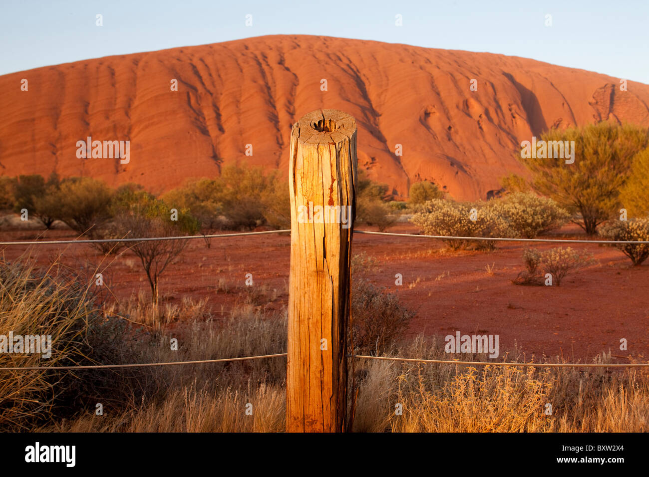 Australien-Northern Territory Uluru - Kata Tjuta National Park hölzernen Zaun am Rand des Parkplatz Bär Basis des Ayers Rock Stockfoto