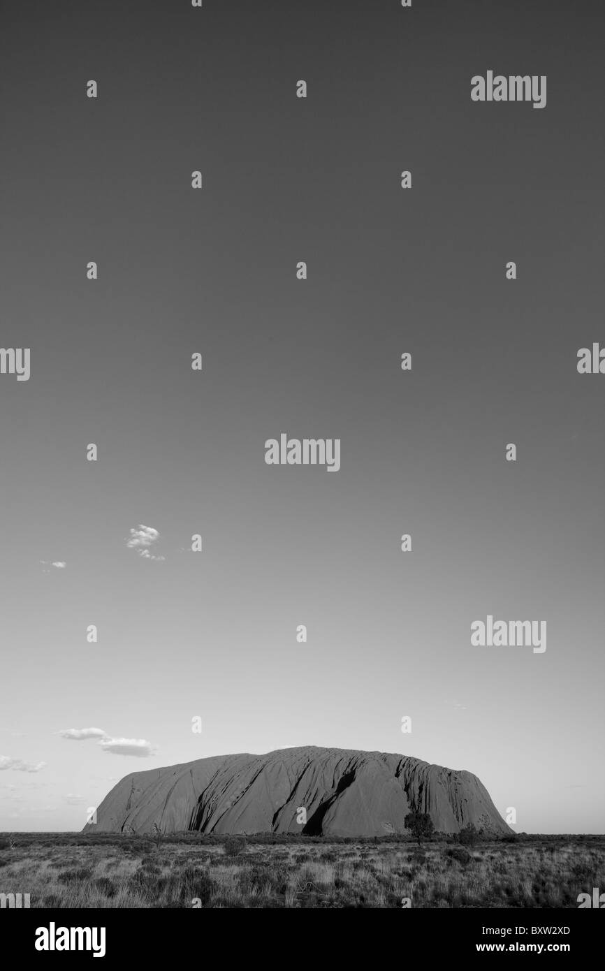 Australien, Northern Territory, Uluru - Kata Tjuta National Park, Ayers Rock unter fast wolkenlosen Sommerhimmel am Nachmittag Stockfoto