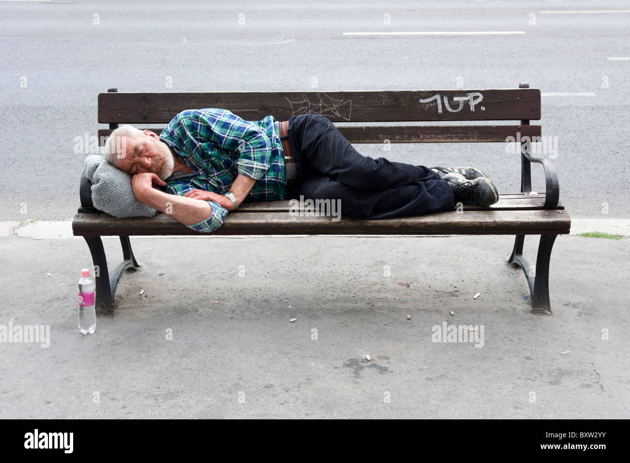 Mann schläft auf einer Bank, Ungarn Stockfoto