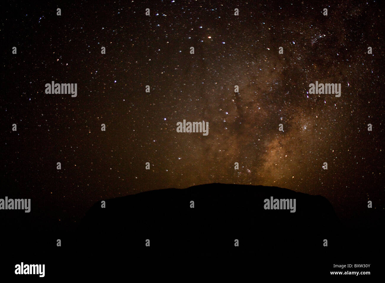 Australien-Northern Territory Uluru - Kata Tjuta National Park Sternen und Milchstraßen-Galaxis glüht über Ayers Rock im Sommer Stockfoto