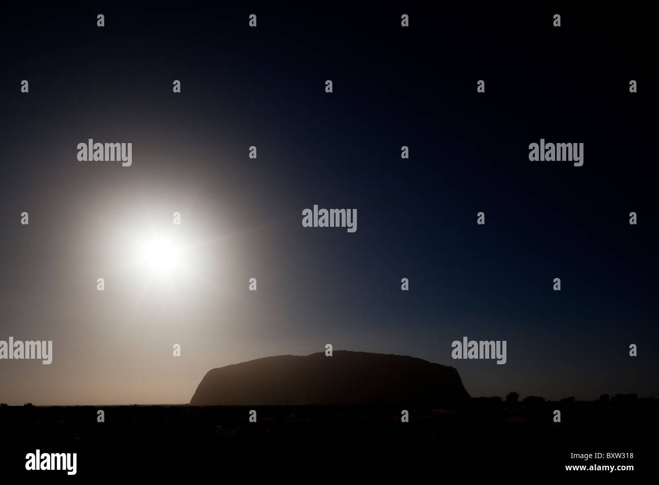Australien, Northern Territory, Uluru - Kata Tjuta National Park, Sonnenaufgang über dem Ayers Rock am Sommermorgen Stockfoto