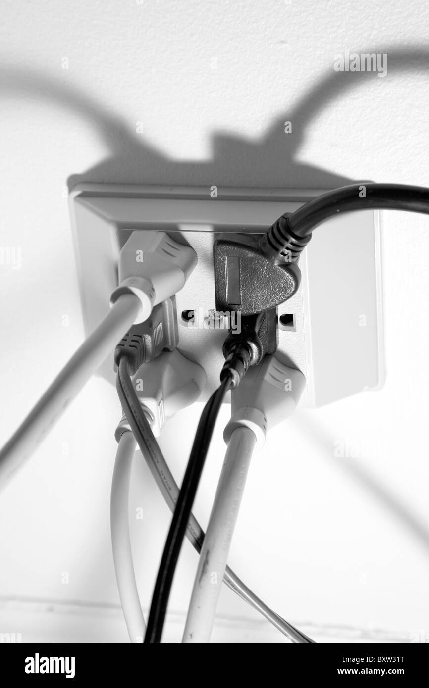 Mehrere Netzkabel an eine amerikanische 120-Volt-Steckdose angeschlossen Stockfoto