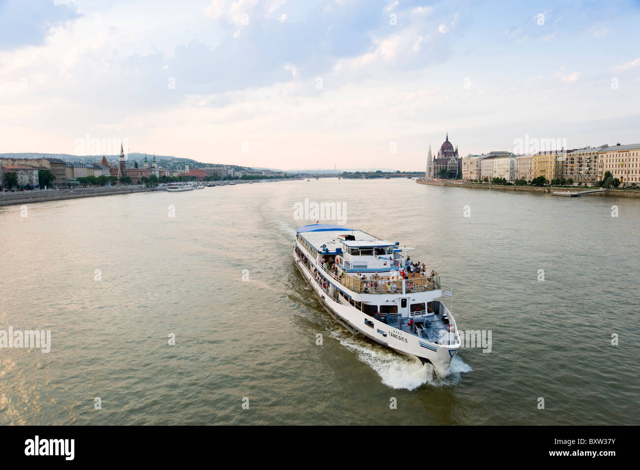 Ausflugsboot in der Abenddämmerung auf der Donau, Budapest, Ungarn Stockfoto