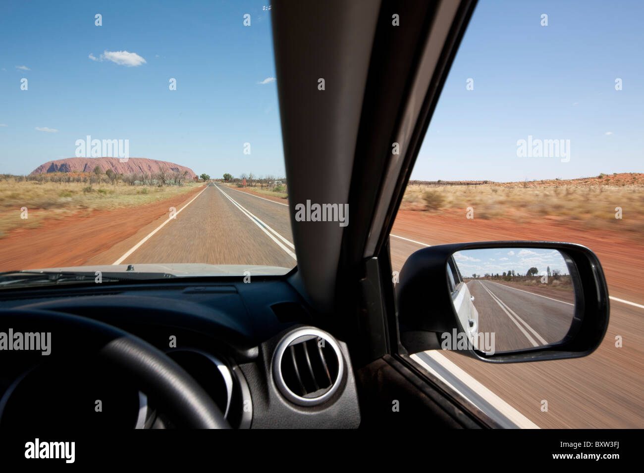 Australien-Northern Territory Uluru - Kata Tjuta National Park-Blick vom Auto fahren auf der Autobahn in Richtung Ayers Rock auf Stockfoto
