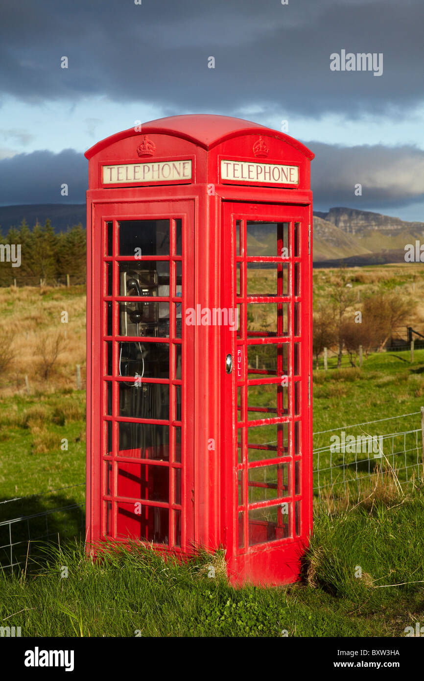 Öffentliche Telefonzelle, Ellishadder, in der Nähe von Staffin, Trotternish Halbinsel Isle Of Skye, Schottland, Vereinigtes Königreich Stockfoto