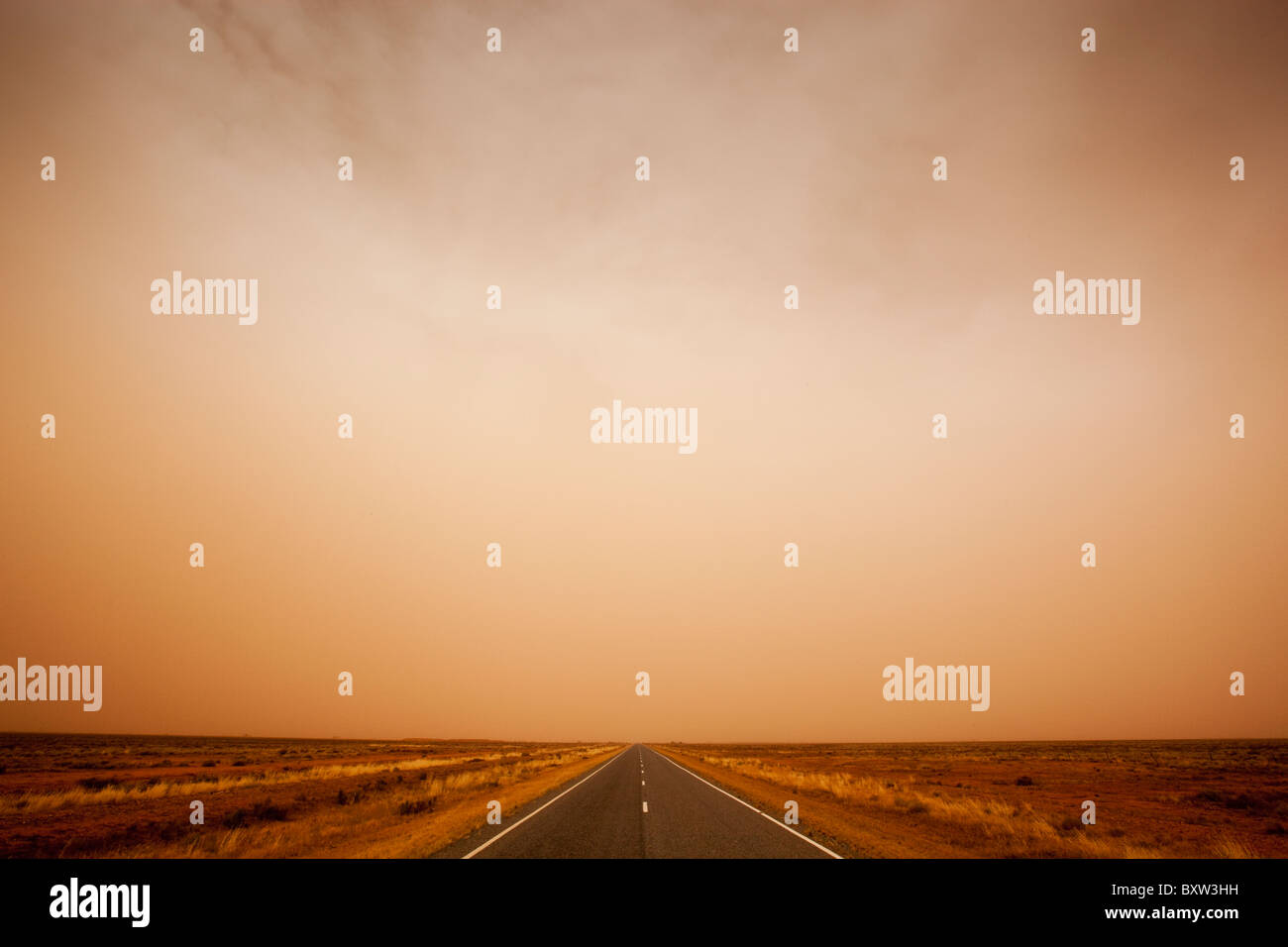 Australien, New South Wales, Broken Hill, Wolke aus rotem Sand hängt über Autobahn während Outback Staubsturm Sommernachmittag Stockfoto