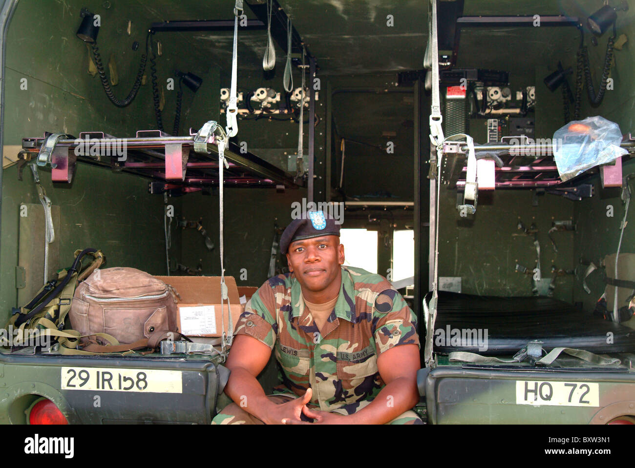 Ein Md National Gardist im hinteren Teil ein Armee-Krankenwagen posiert für ein Foto Stockfoto