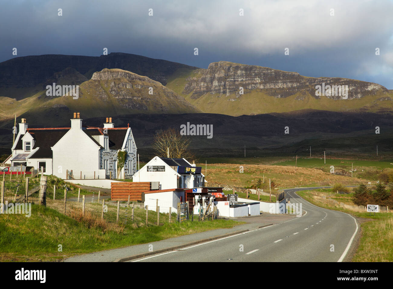 MacKenzie Stores Dorfladen, in der Nähe von Flodigarry, und Quiraing, Trotternish Ridge, Isle Of Skye, Schottland, Vereinigtes Königreich Stockfoto