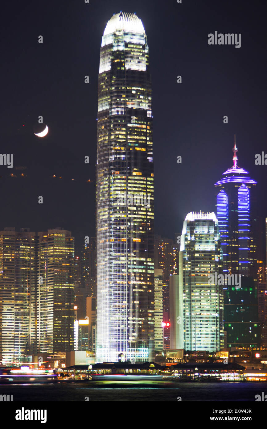 Hong Kong Island China Stadt Skyline von Central District bei Nacht mit Licht-Show gesehen über den Victoria Harbour aus Kowloon Stockfoto