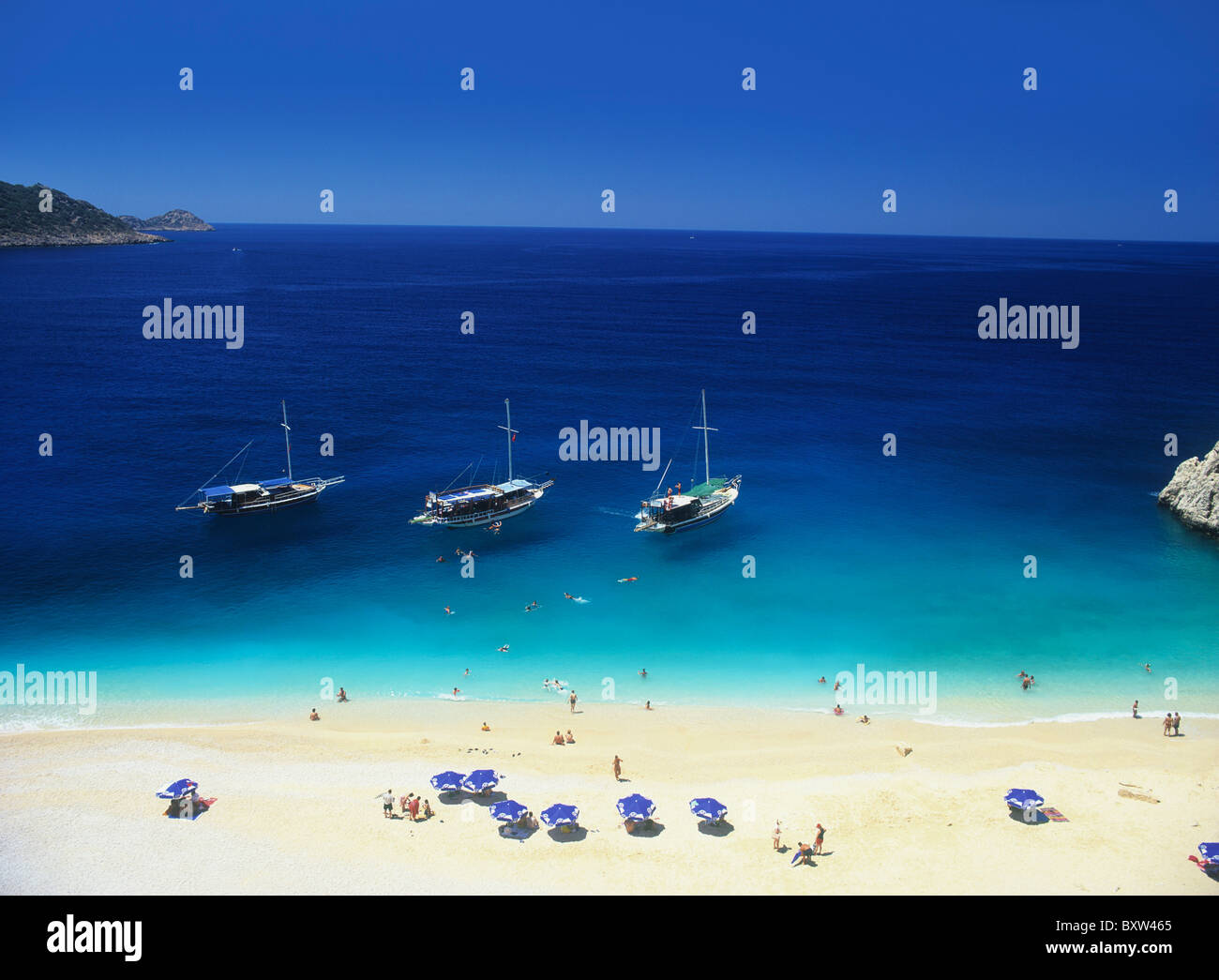 Vogelperspektive Blick auf Strand und Boote am Meer Stockfoto