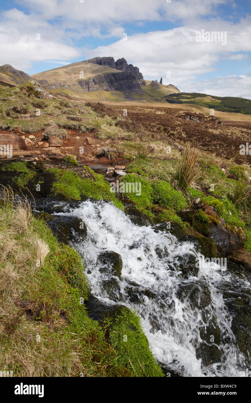 Braut Schleier Wasserfall und Old Man of Storr, Isle Of Skye, Schottland, Vereinigtes Königreich Stockfoto