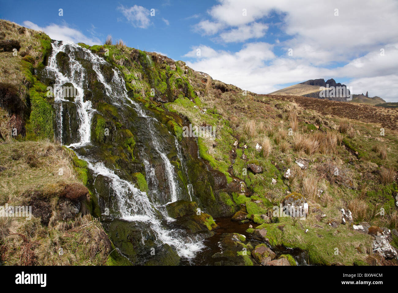 Braut Schleier Wasserfall und Old Man of Storr, Isle Of Skye, Schottland, Vereinigtes Königreich Stockfoto