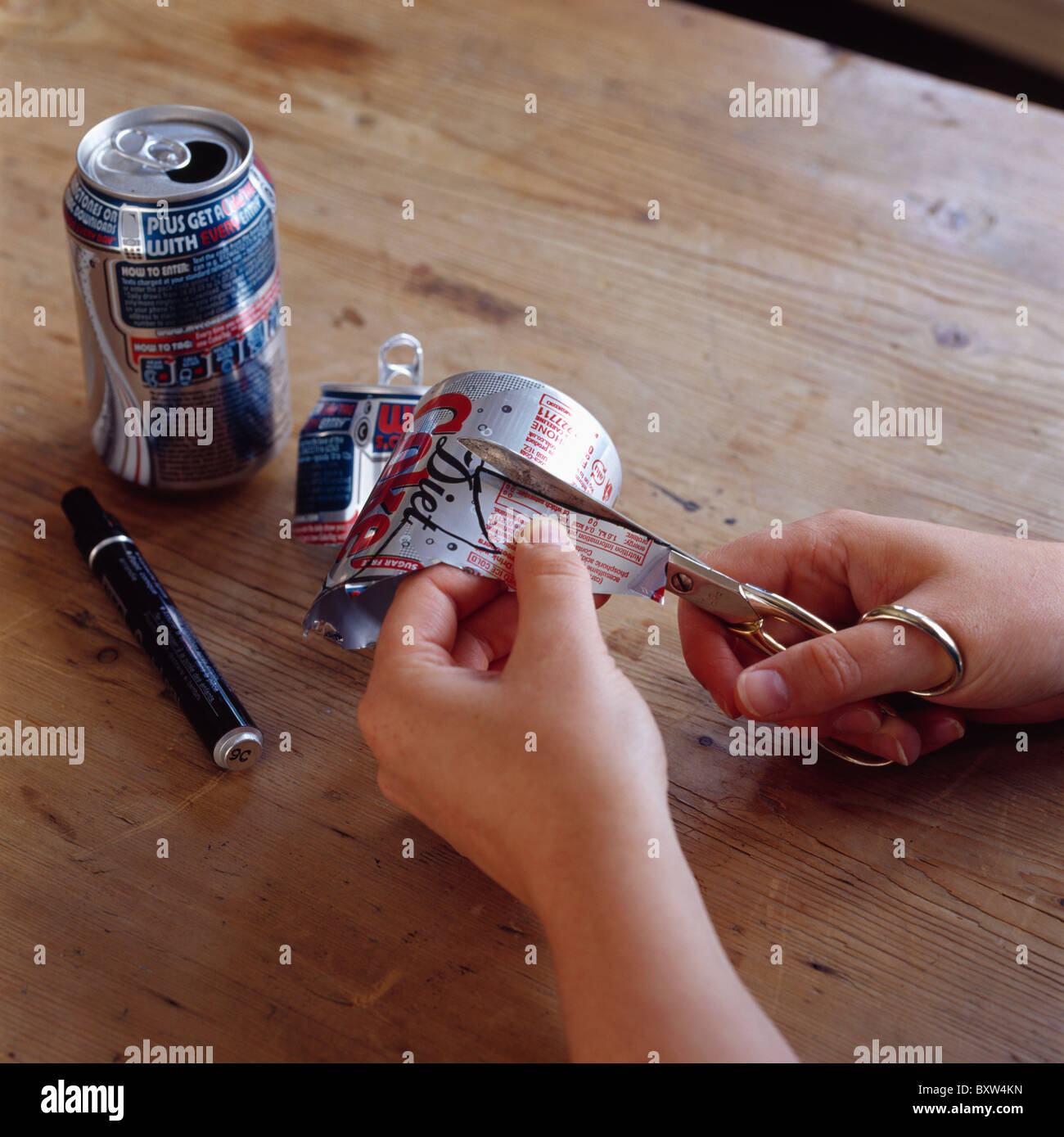 Nahaufnahme der Hände schneiden Coca-Cola-Dosen, Kerzenhalter machen Stockfoto Nahaufnahme der Hände schneiden Coca-Cola-Dosen, Kerzenhalter machen Stockfoto
