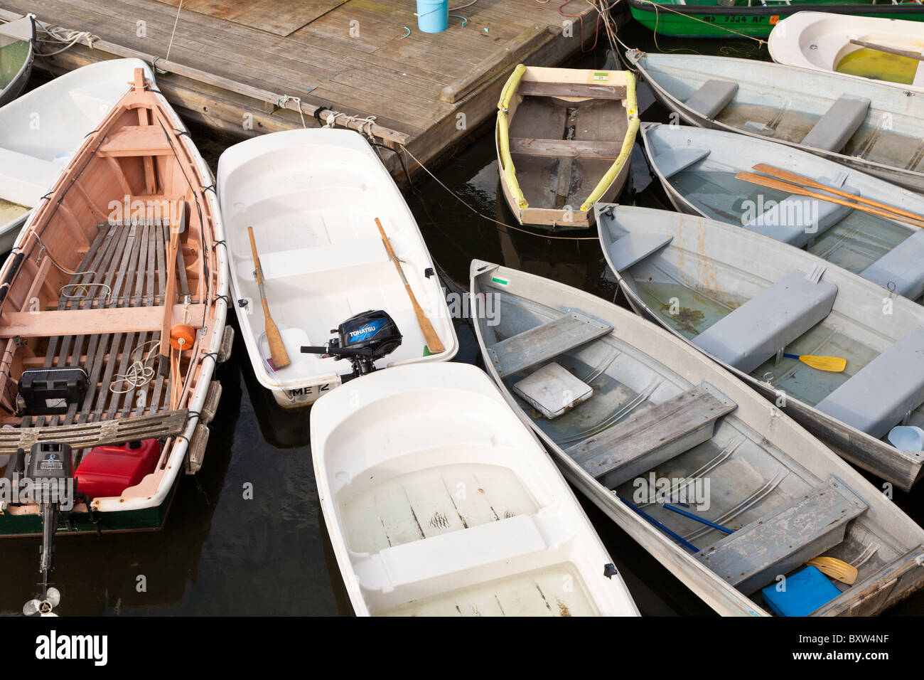 Kleine Boote an Schwimmdock bei Ebbe in Plymouth Massachusetts gebunden Stockfoto