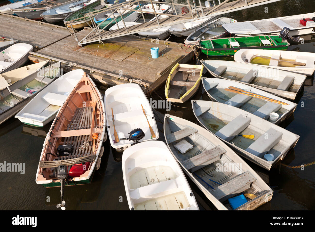 Kleine Boote im Hafen von Plymouth in Plymouth Massachusetts an Schwimmdock gebunden. Stockfoto