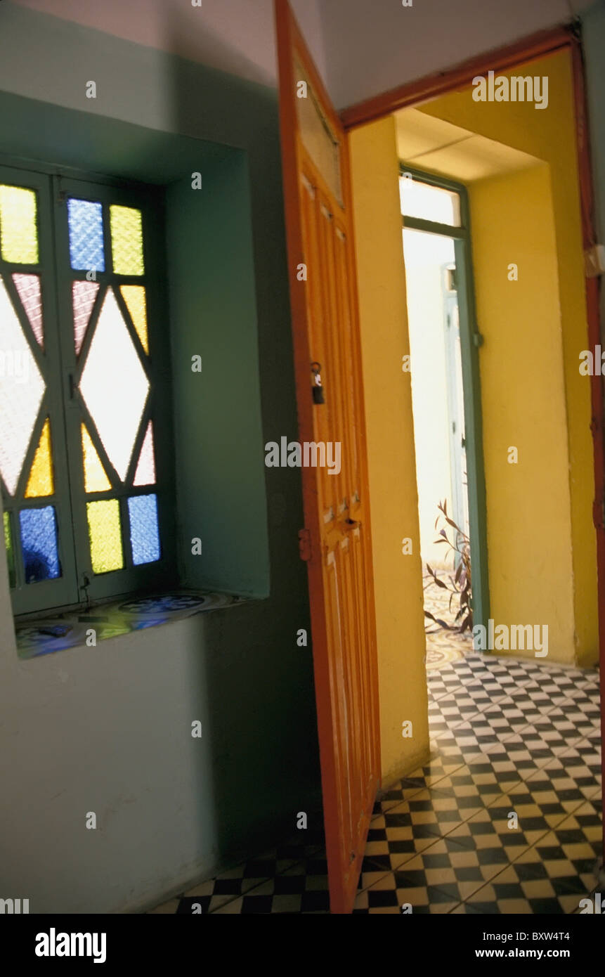 Inneren des Hauses mit Fliesenboden Stockfoto