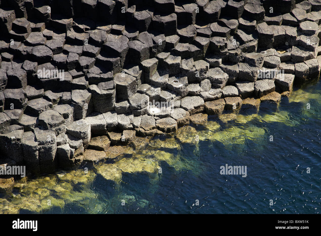 Polygonale Basalt, Am Buachaille Felsen, Staffa aus Isle of Mull, Schottland, Vereinigtes Königreich Stockfoto