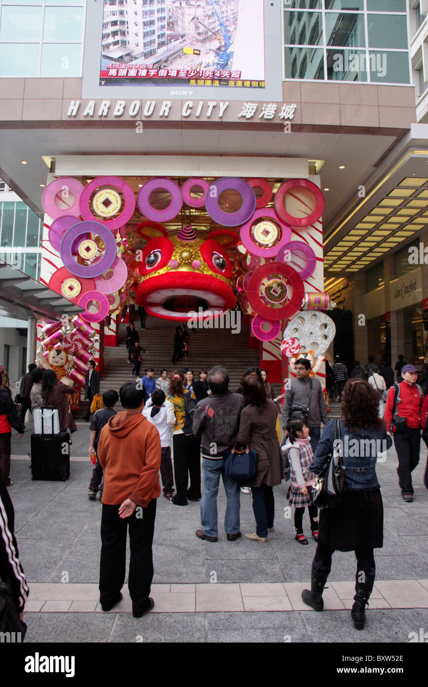 Touristen, die gerade Chinesisches Neujahr des Tigers 2010 dekoriert Hafen Einkaufszentrum City, Hong Kong, China Stockfoto