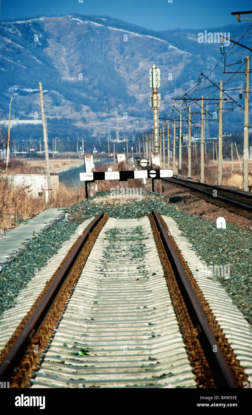 Eisenbahn-Deadlock im Winter gegen Berge Stockfoto