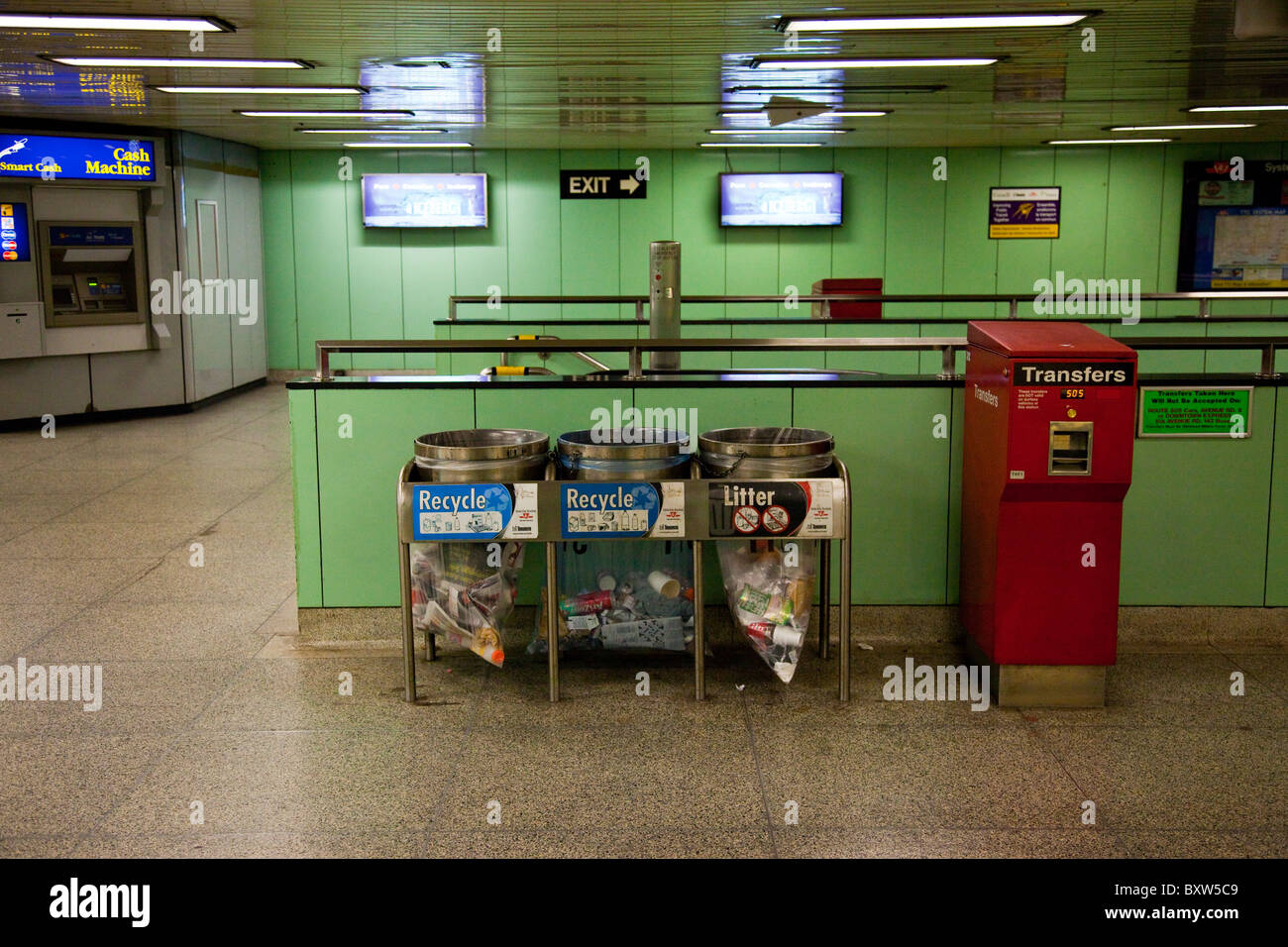 Recycling-Behälter in der u-Bahn in Toronto, Kanada Stockfoto