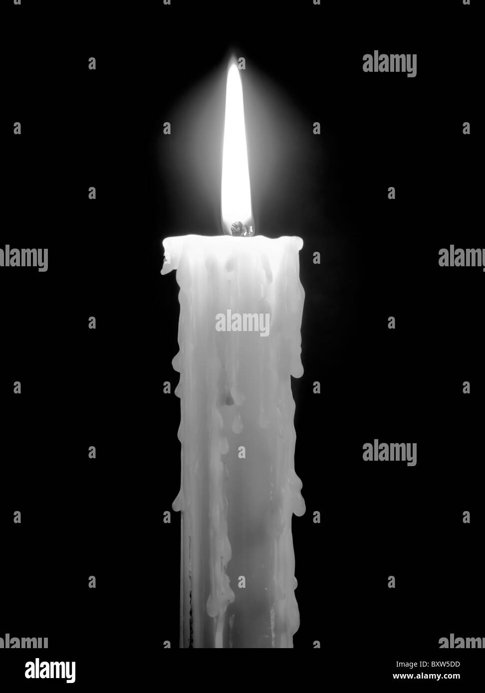 Brennende Kerze auf schwarzem Hintergrund isoliert Stockfoto