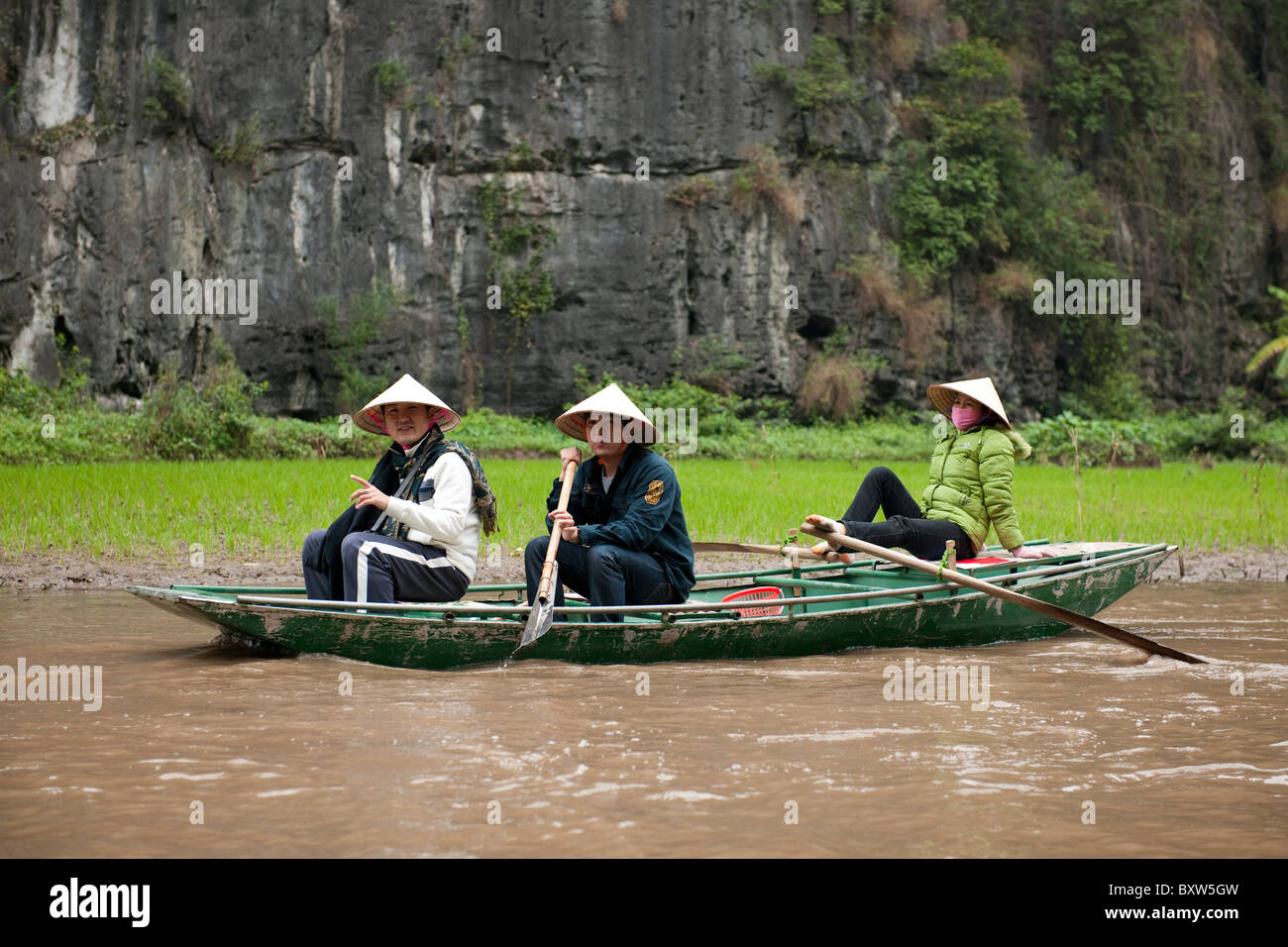 Boot auf dem Fluss, Tam Coc, Ninh Binh, Vietnam Stockfoto