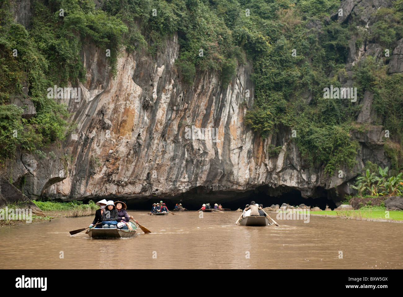 Boote auf dem Fluss, Tam Coc, Ninh Binh, Vietnam Stockfoto