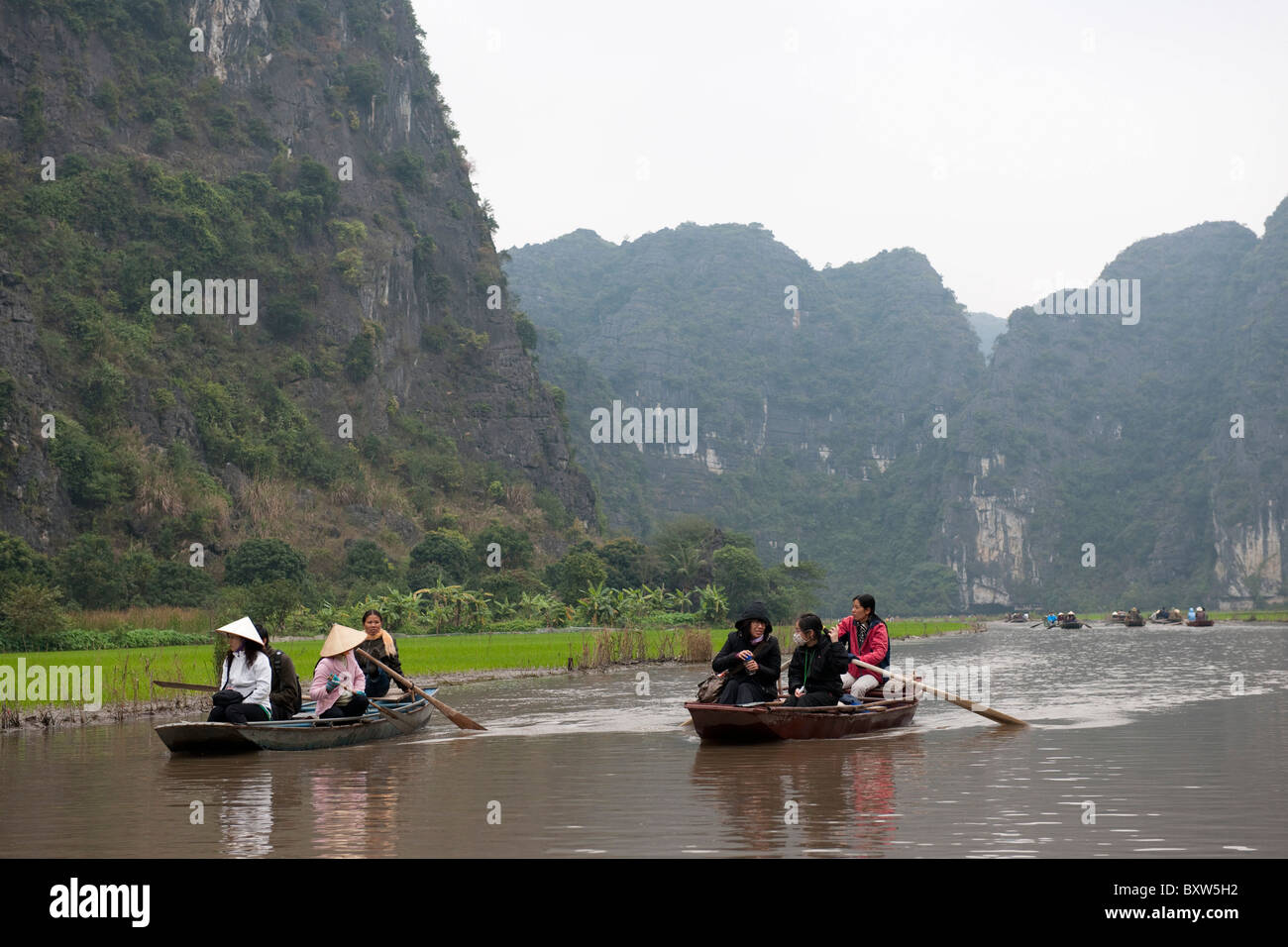 Boote auf dem Fluss, Tam Coc, Ninh Binh, Vietnam Stockfoto
