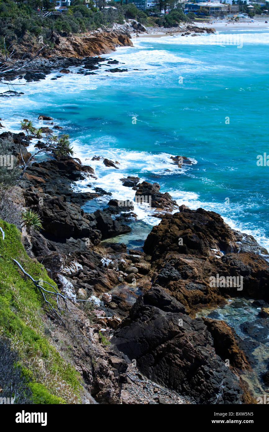 Schöne Aussicht auf Felsen, Meer und Surfen bei Punkt Perry Coolum Beach Sunshine Coast Queensland Australia Stockfoto