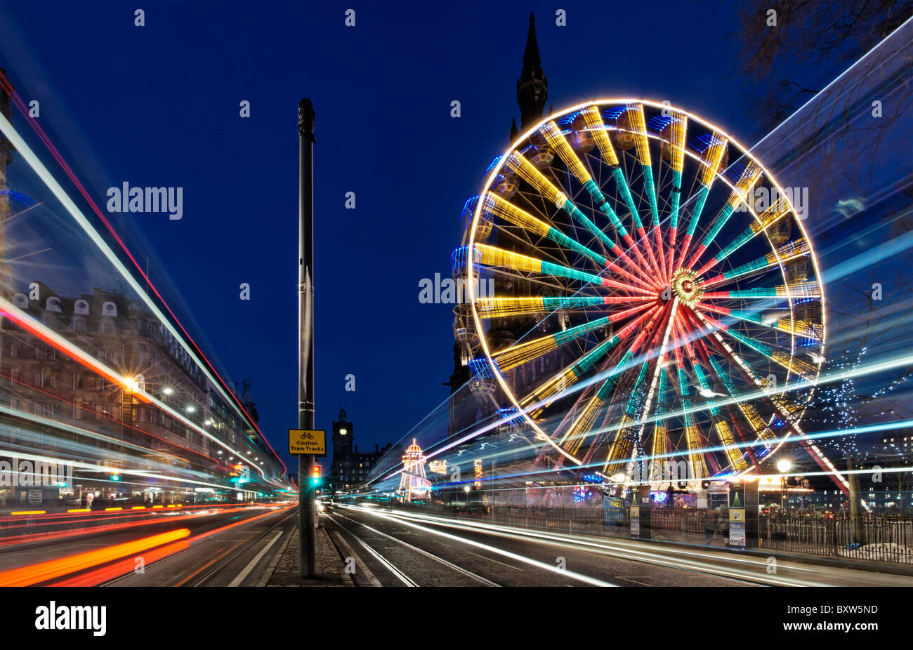 Das Edinburgh Rad vor das Scott Monument mit unscharfen Verkehr auf Princes Street, Edinburgh, Scotland, UK. Stockfoto