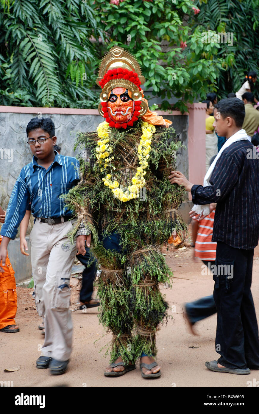 Mann in einem Kummatty Kleid von einem Onam Feier oder Kummatty Festival von Thrissur, Kerala, Indien Stockfoto