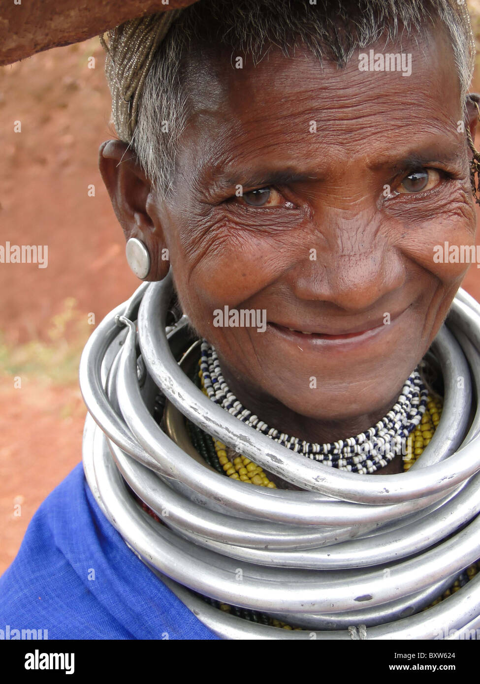 ORISSA, Indien - 12 Nov - Bonda Indianerin posiert für ein Portrait auf dem Weg zum Wochenmarkt am 12. November 2009 in Ankadeli, Stockfoto