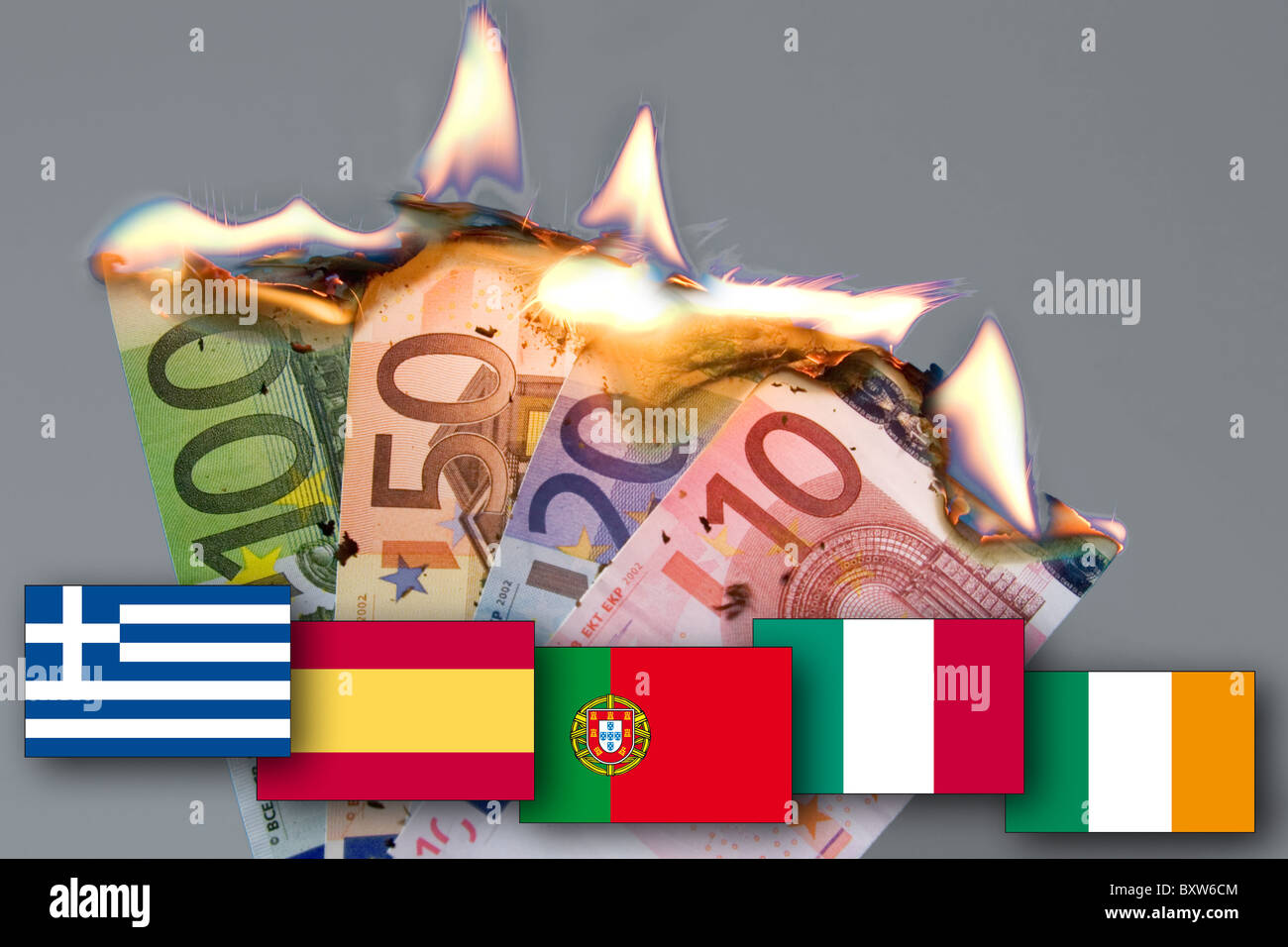 brennende Banknoten Währungskrise von EUR erwartete Zusammenbruch der das Euro-Symbol-Bild seinen Tod Flagge Schweine Piigs gips Stockfoto