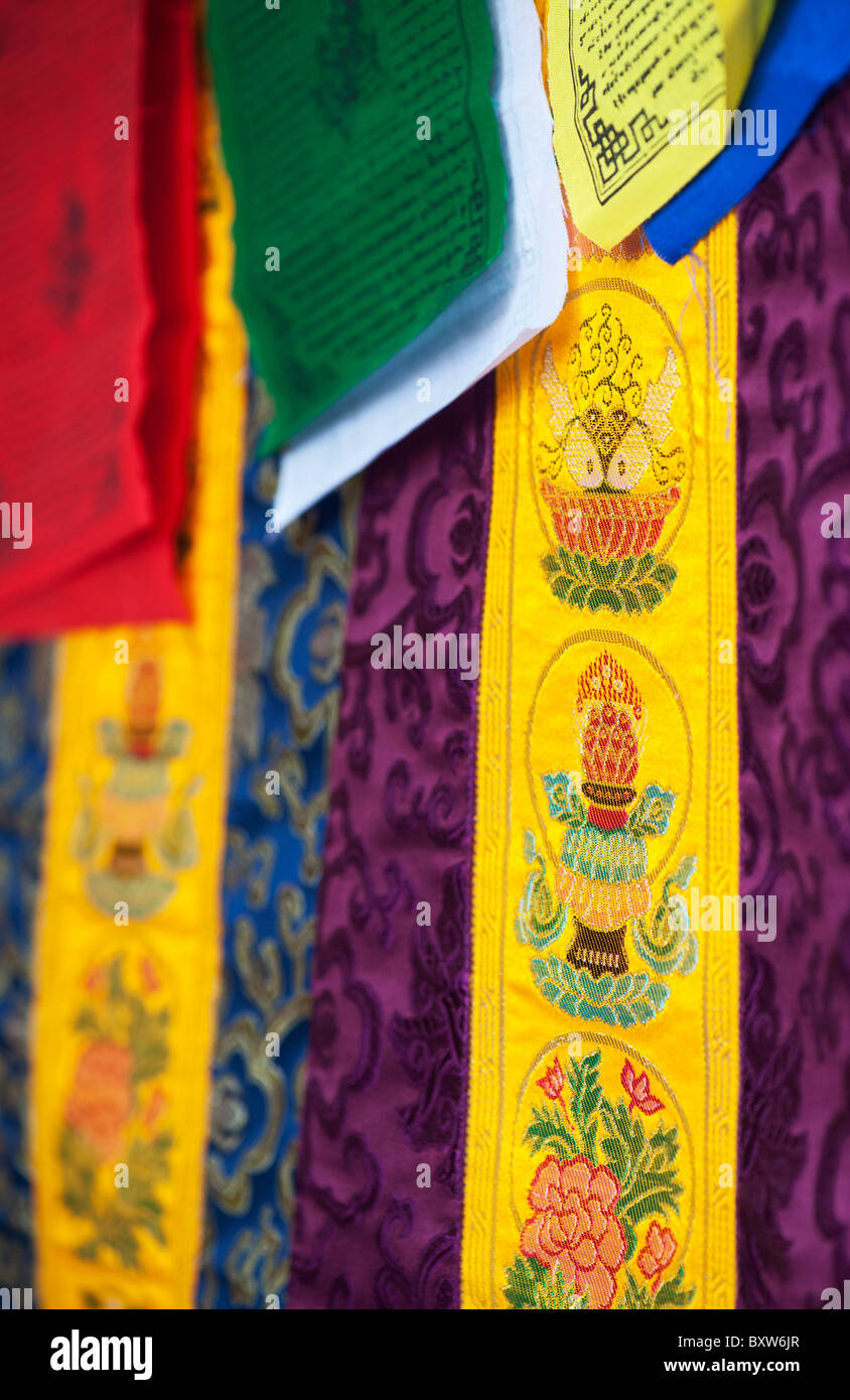 Bunte tibetisch-buddhistische Wandbehänge und Gebetsfahnen. Andhra Pradesh, Indien Stockfoto