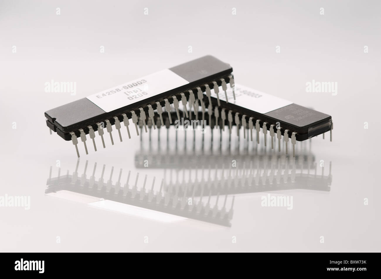 Drei EPROM-Chips auf einem weißen Hintergrund Stockfoto