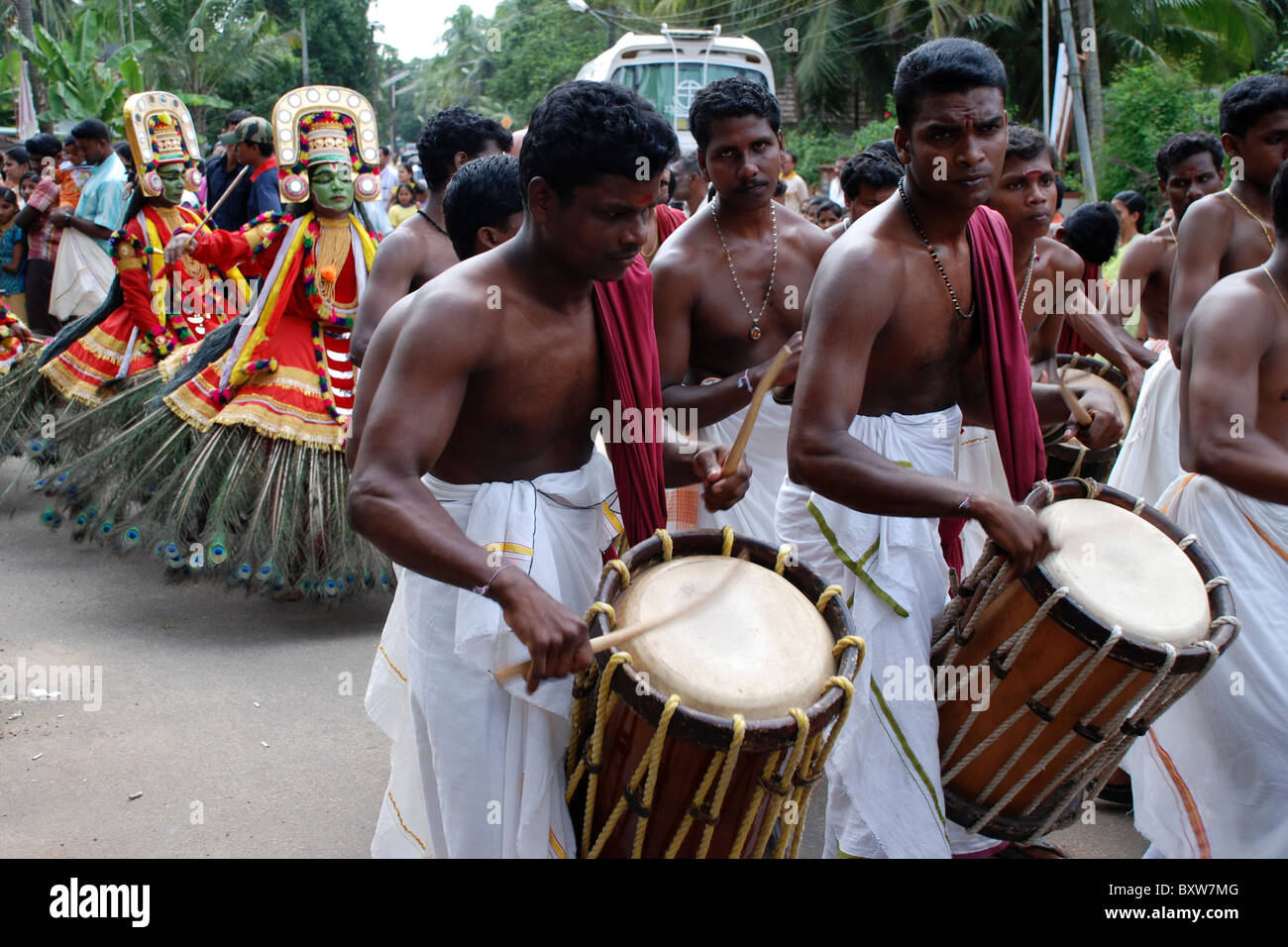traditionelle Tänzer mit bunten Kostümen Chenda Trommler aus einem Festival in Kerala, Indien Stockfoto