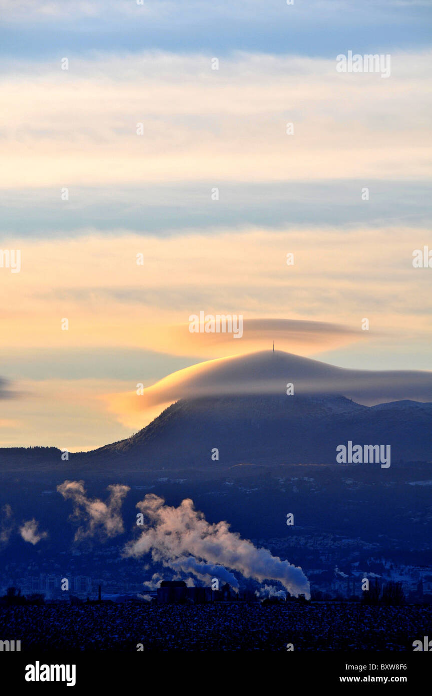Wolken über Puy-de-Dôme Vulkan bei Sonnenuntergang, Park der Auvergne Vulkane, Frankreich Stockfoto