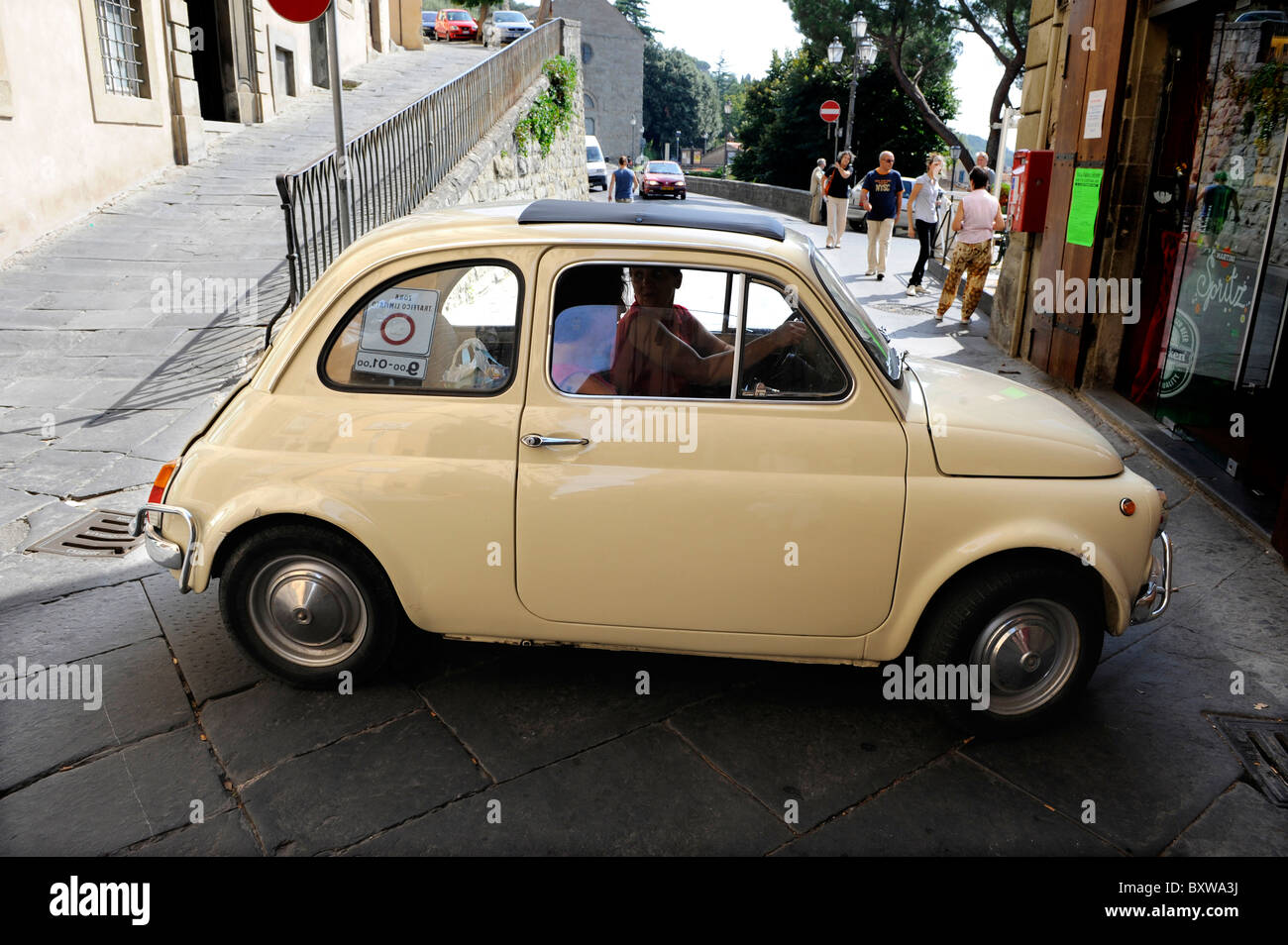 Ein Retro-kleinen Fiat 500-Auto drehen auf der Straße in Cortona, Toskana, Italien Stockfoto