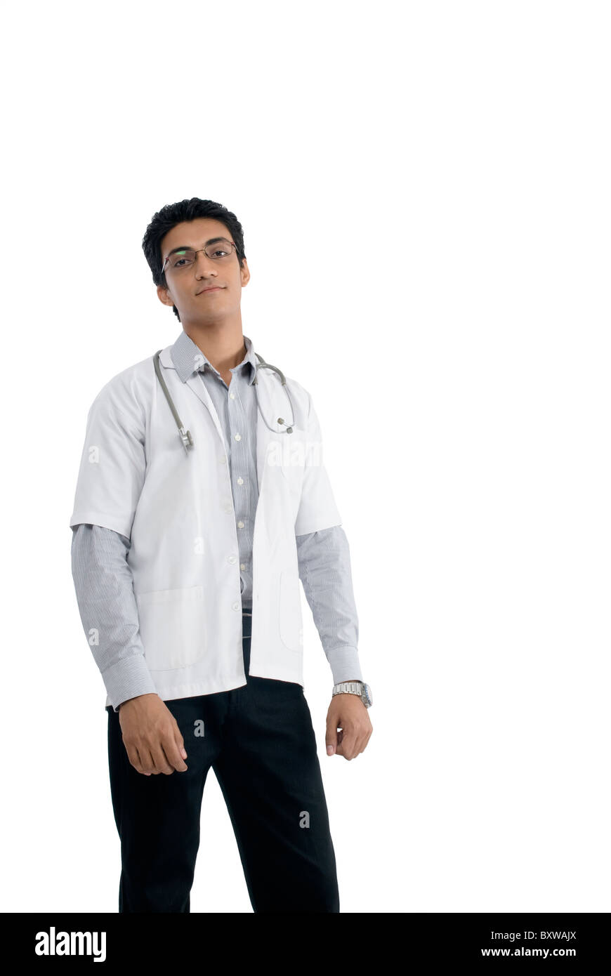 Eine junge indische männlichen Arzt Strandung vor der Kamera Stockfoto
