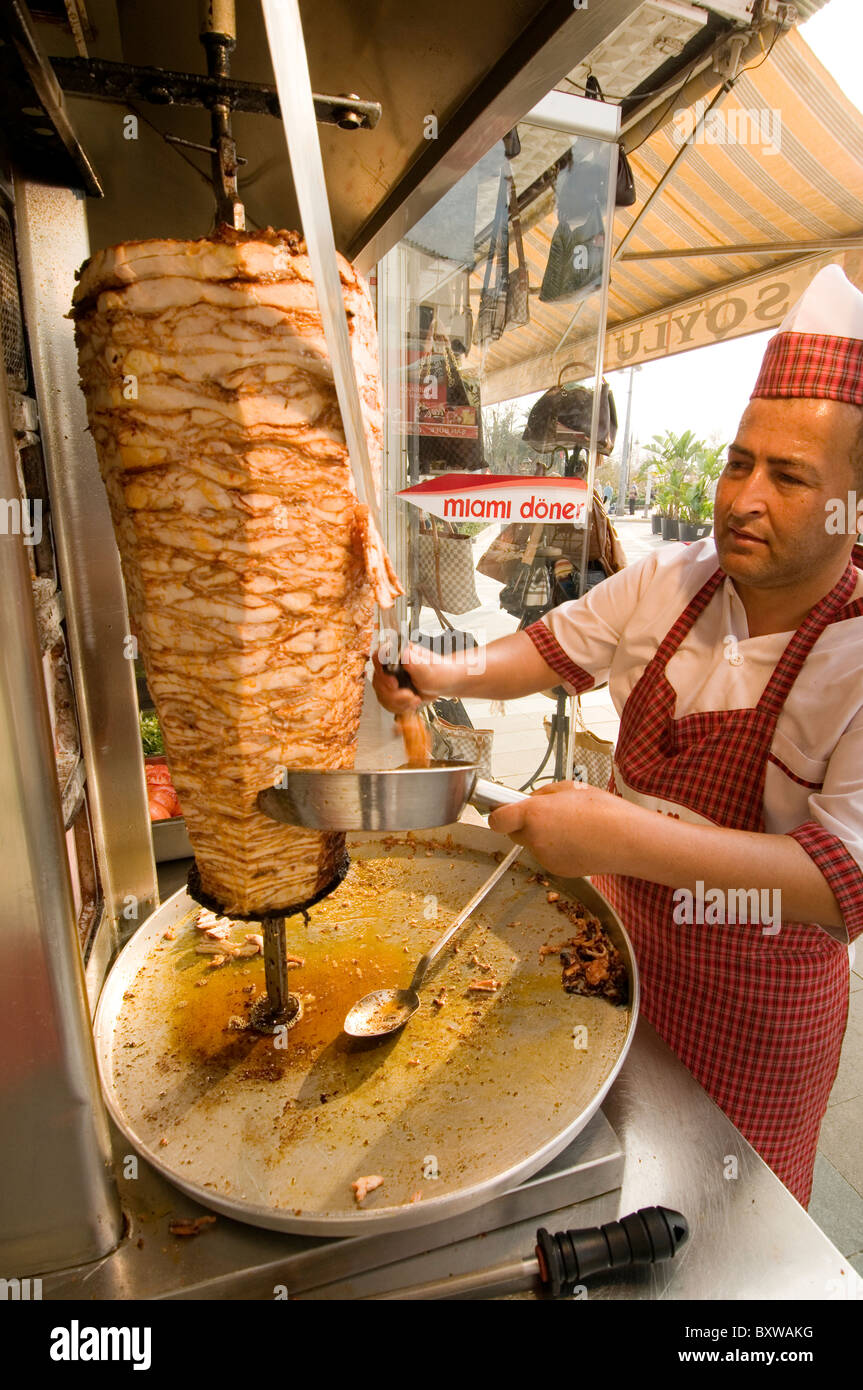 Turkish cook slicing doner kebab -Fotos und -Bildmaterial in hoher ...
